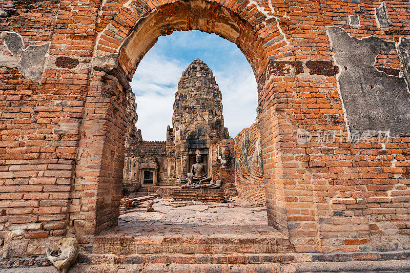 Phra Prang Sam Yot寺庙位于泰国华富里